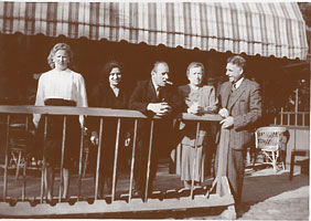 1930 cafe voskuil Germaine, Anne Lap, Marcel Storm, Octavia Storm en Van Meroye 